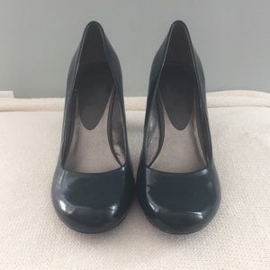 Kenneth Cole Reaction round toe pumps.